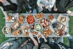 Nachbarschaftsbuffet gemeinsame Tafel © Unsplash Spencer Davis